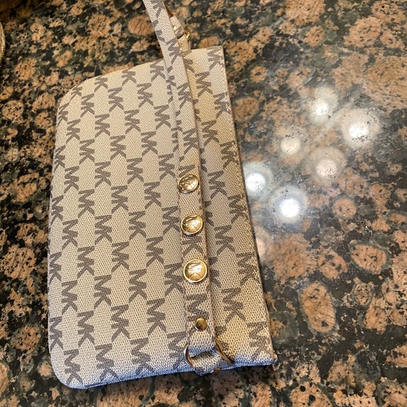 Michael Kors - Picture 2 of 6